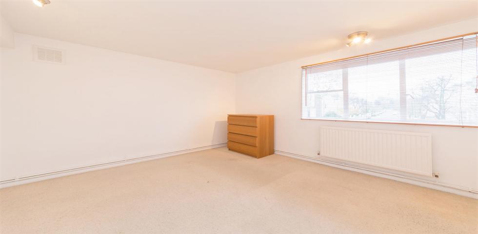 			3 Bedroom, 1 bath, 1 reception Flat			 Clifton Gardens, WARWICK AVENUE / MAIDA VALE 